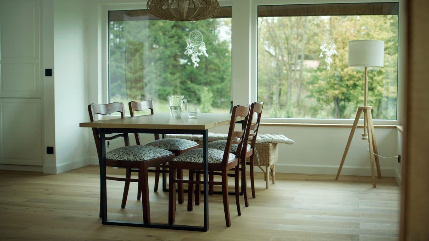 scandinavian-dining-room-blend-indoor-outdoor-trend-2024.jpg